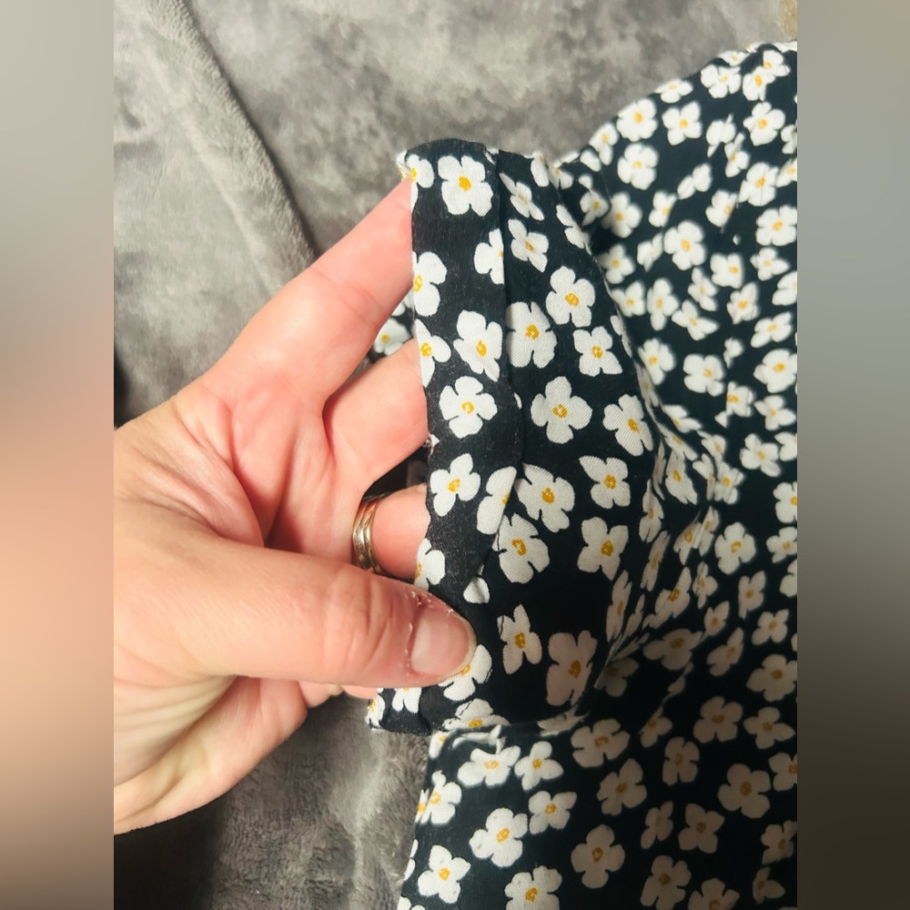 Daisy print 🌼 women’s button up shirt - Picture 3 of 5